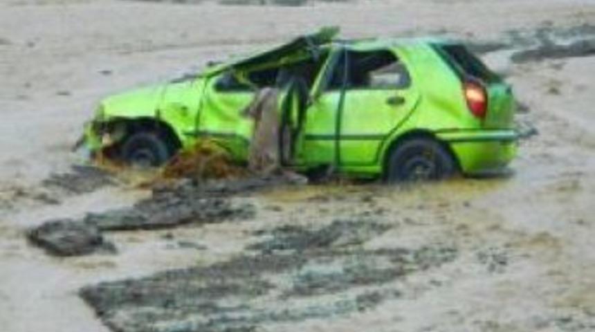 Osmancık&rsquo;ta sel sularına kapılan otomobilde can pazarı yaşandı