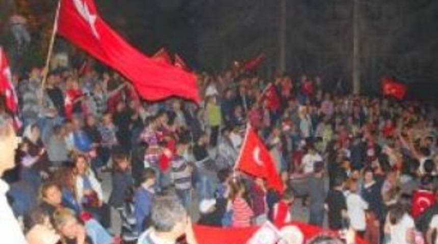 &Ccedil;orum'da d&uuml;n gece binlerce kişi sokaklara d&ouml;k&uuml;ld&uuml;