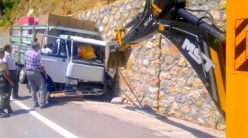 Kırkdilimde Kaza: 1 &ouml;l&uuml; 1 yaralı