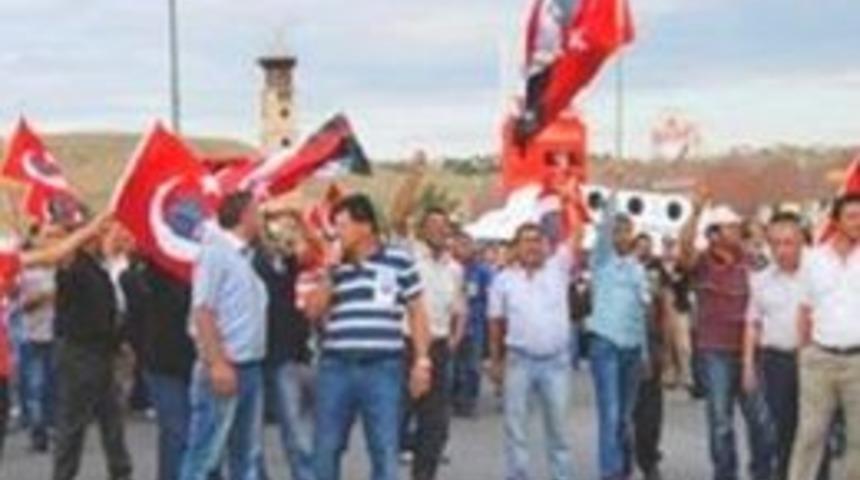 Ethem Sarıs&uuml;l&uuml;k'&uuml;n cenazesi Beylice K&ouml;y&uuml;'nde defnedildi