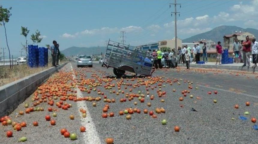 Domates Taşıyan Ara&ccedil; Otomobile &Ccedil;arpıştı