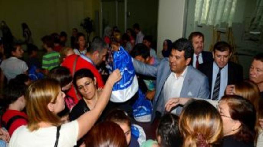 Beylikd&uuml;z&uuml; Yaz Spor Okulları&rsquo;na Katılan &Ccedil;ocuklar Kıyafetlerini Aldı