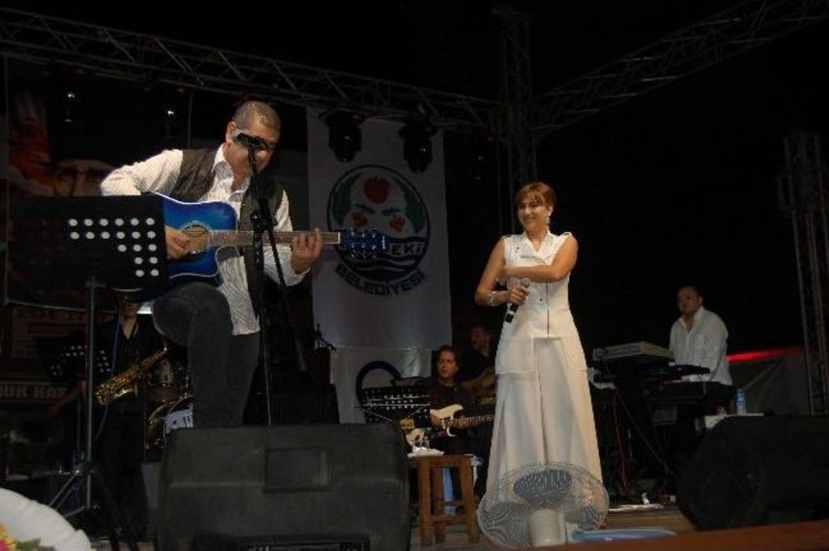 Kiraz Festivalinde Konser Coşkusu