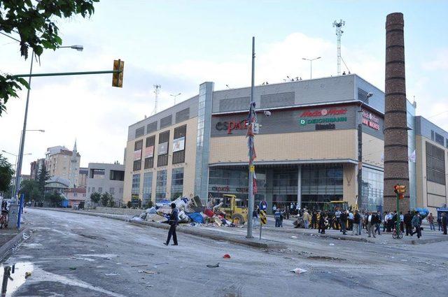 &lsquo;Aranızda Provokat&ouml;rler Var&rsquo; &Ccedil;ağrısına Aldırmayan Eylemciler Polisle &Ccedil;atıştı 1