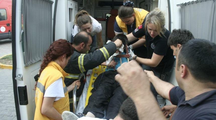 Bah&ccedil;eye Ka&ccedil;an Topunu Almak Isterken, Korkuluk Demiri Ağzına Saplandı