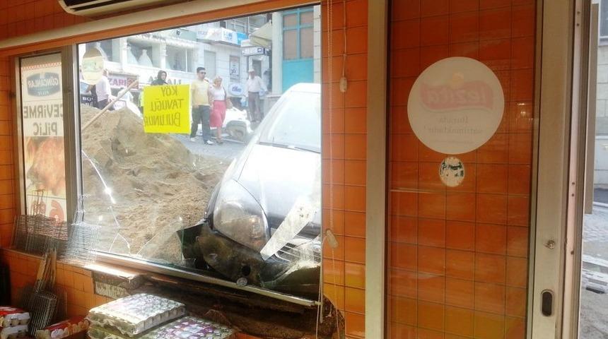 Kaza Yapan Doktor Aracını Bırakıp 'Benim Hastam Var' Diyerek Hastaneye Gitti