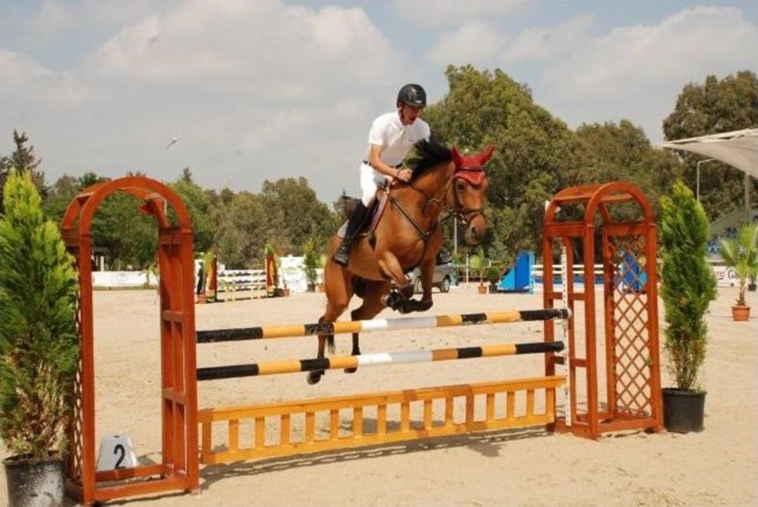 Adana&rsquo;da Kupalı Ve Para &Ouml;d&uuml;ll&uuml; Binicilik Engel Atlama Yarışmaları