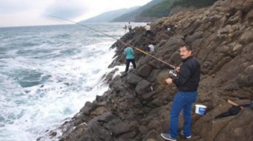 Cide &Ccedil;oban Kalesi, Kıyı Balık&ccedil;ıların Akınına Uğruyor