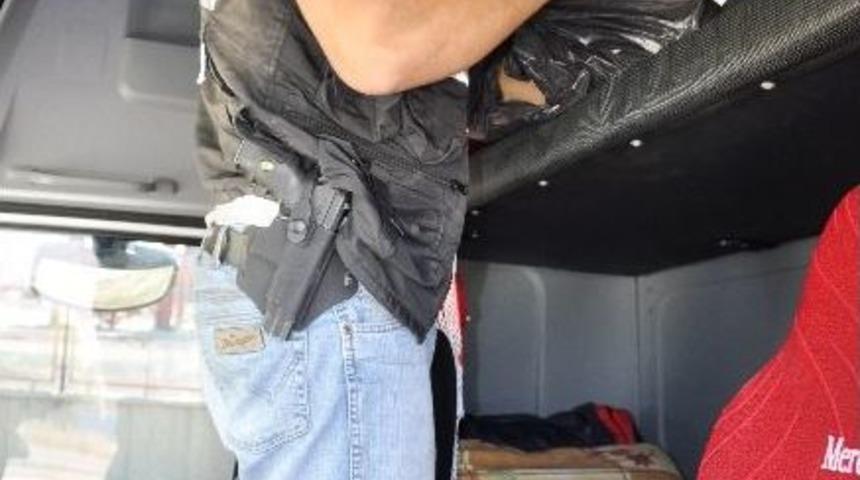 Saman İ&ccedil;inden 5 Bin 500 Paket Ka&ccedil;ak Sigara &Ccedil;ıktı