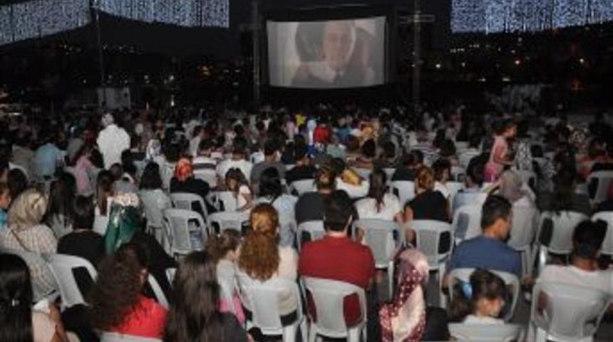 Ey&uuml;p A&ccedil;ıkhava Sinemasında &lsquo;Evim Sensin&rsquo; G&ouml;sterildi