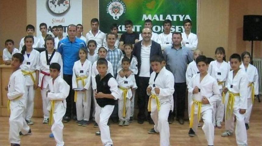 Sporcular G&ouml;steri Yapıp Kitap Hediyesi Kazandı