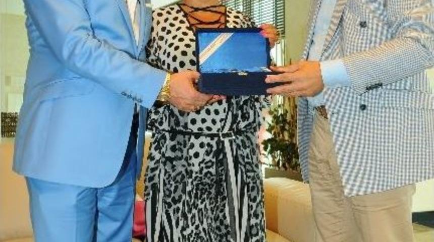 Safiye Soyman Ve Faik &Ouml;zt&uuml;rk, Ay-yıldızlı Binaya Hayran Kaldı