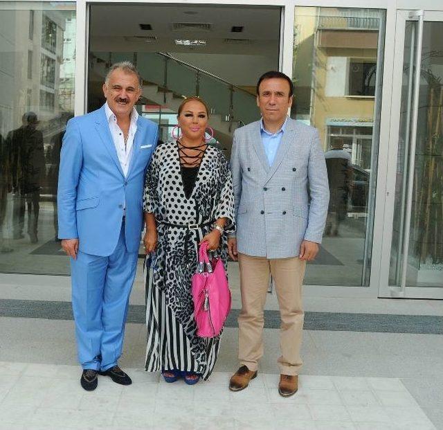 Safiye Soyman Ve Faik Öztürk, Ay-yıldızlı Binaya Hayran Kaldı