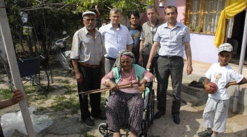 Belediyeden Engelli Vatandaşlara Tekerlekli Sandalye Verildi