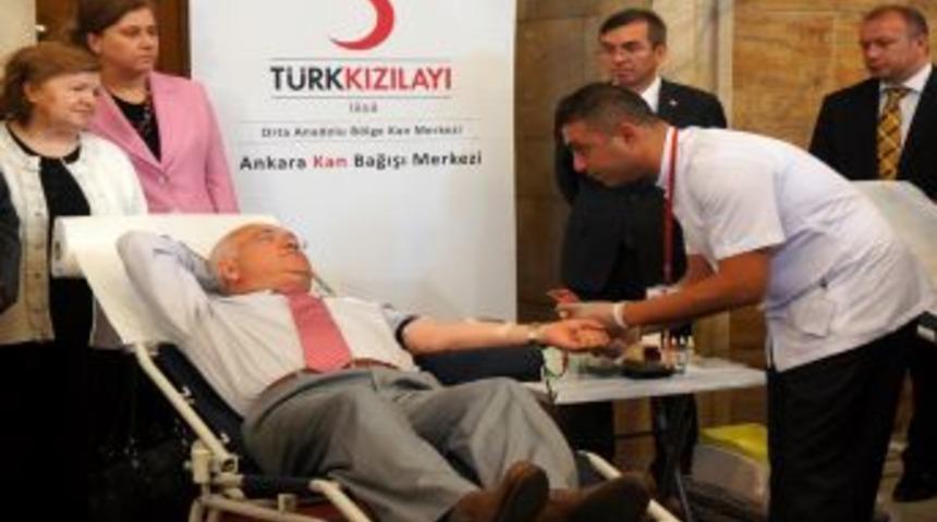 Meclis Başkanı &Ccedil;i&ccedil;ek'ten, Liderlere Kan Bağışı &Ccedil;ağrısı