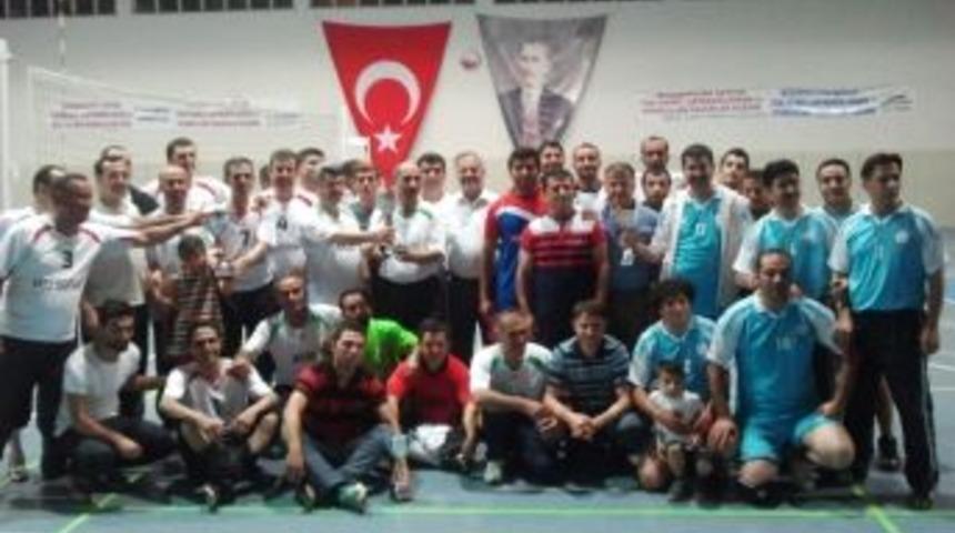 Kurumlar Arası Voleybol Turnuvası Şampiyonu İl&ccedil;e Milli Eğitim M&uuml;d&uuml;rl&uuml;ğ&uuml; Oldu