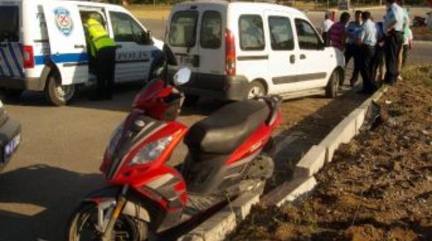 Otomobil Motosiklete &Ccedil;arptı: 1 Yaralı