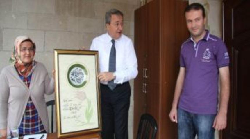 &Uuml;nver&rsquo;e 50 Bin Noktalı Lale Fig&uuml;rl&uuml; Tablo Hediye Edildi