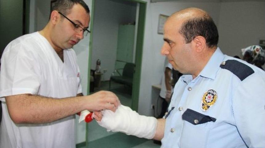 Kavga Ettiği Kişilere Ara&ccedil;la &Ccedil;arptı: 1'i Polis 3 Yaralı