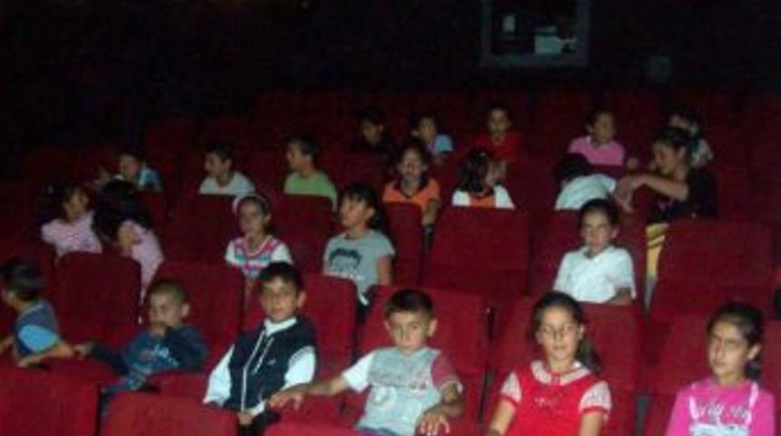 Polis &Ccedil;ocuklarla Birlikte &Ccedil;izgi Film Izledi