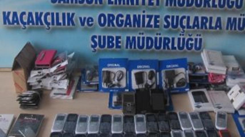 Kamyonette Ka&ccedil;ak Cep Telefonu Ve Malzemesi Ele Ge&ccedil;ti