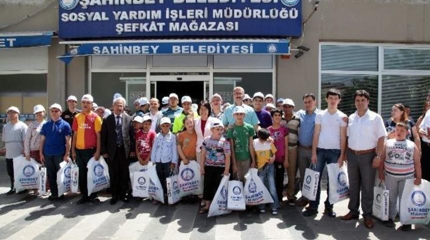 Şahinbey Belediyesi Sosyal Marketten &Ouml;ğrencilere Karne Hediyesi