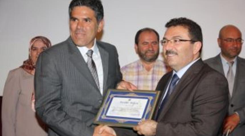 Vali Altınok'dan Sultanhanı adına Fahri Solak'a plaket