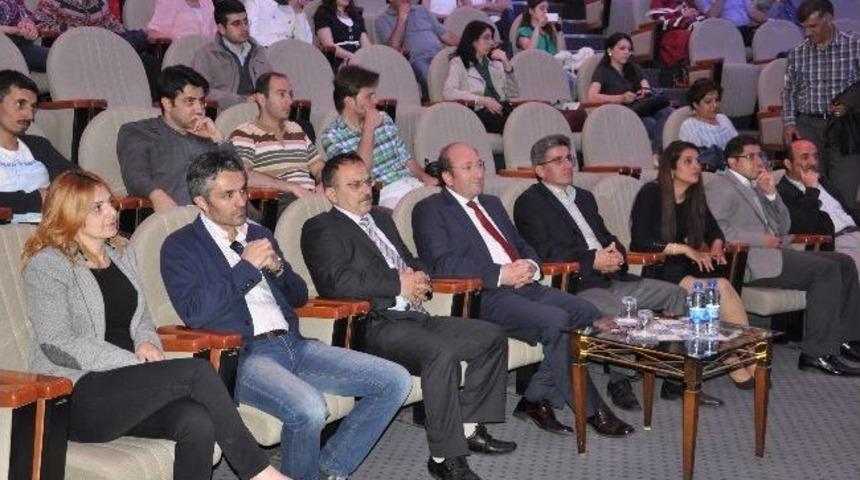 Atat&uuml;rk &Uuml;niversitesi'nde Fotoğraf S&ouml;yleşisi