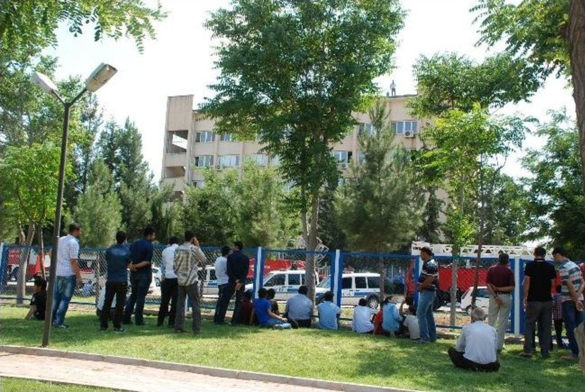 Tarlasına 105 Bin Tl&rsquo;lik Elektrik Faturası Gelen &Ccedil;ift&ccedil;i T&uuml;p Ve Benzinle Tedaş'ın &Ccedil;atısına &Ccedil;ıktı