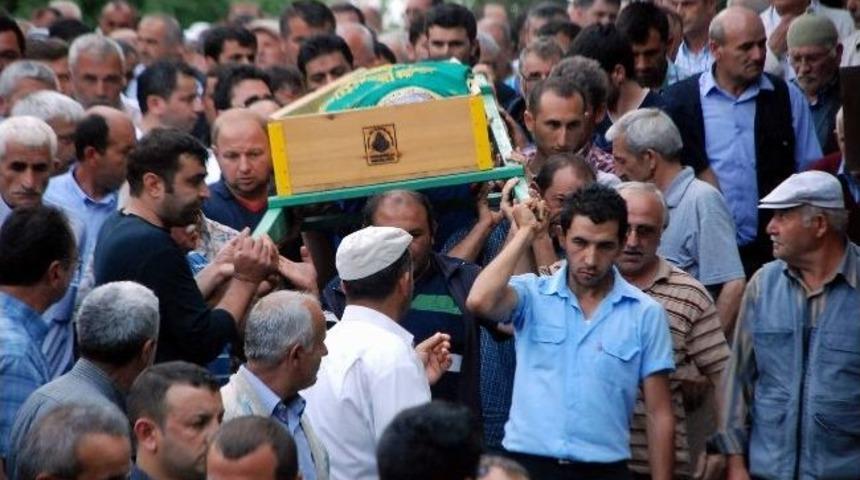 &Ouml;len S&uuml;r&uuml;c&uuml;, Babasının Ve Amcasının Yanına Defnedildi