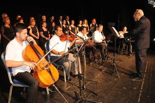 &Ccedil;orlu Belediyesi T&uuml;rk Sanat M&uuml;ziği Korosu Konser Verdi 1