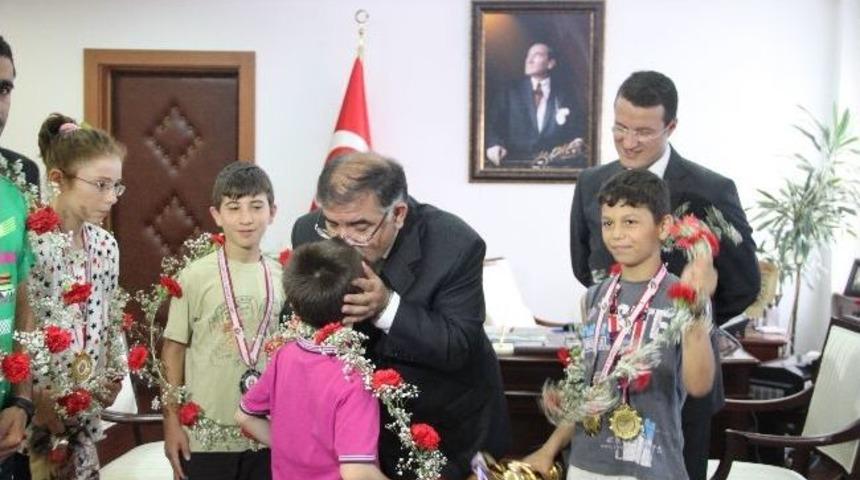 Badminton T&uuml;rkiye Birincilerinden, Vali Yılmaz&rsquo;a Ziyaret