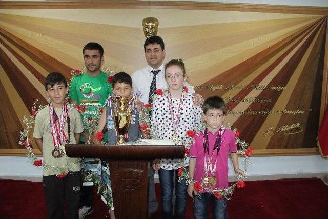 Badminton Türkiye Birincilerinden, Vali Yılmaz’a Ziyaret 1