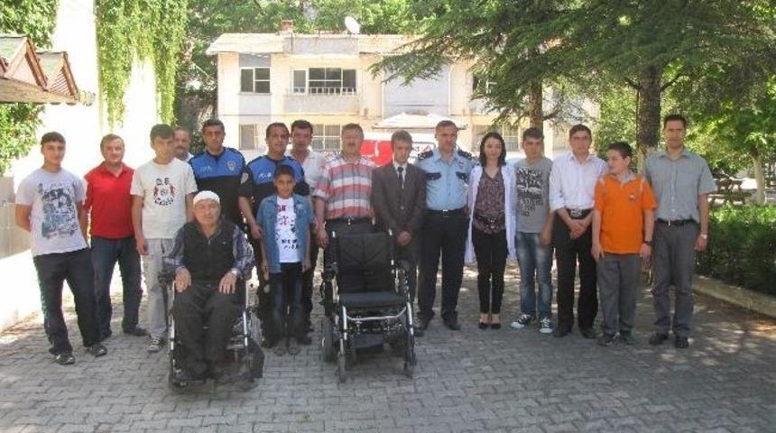 Polis Ve &Ouml;ğrenciler 2 Engelliye Umut Oldu