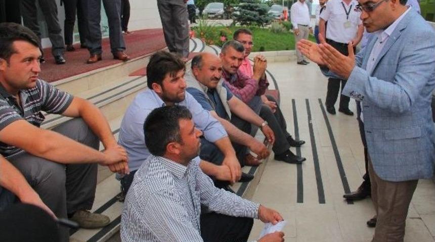 Taşeron Firma &Ccedil;alışanları Oturma Eylemi Yaptı