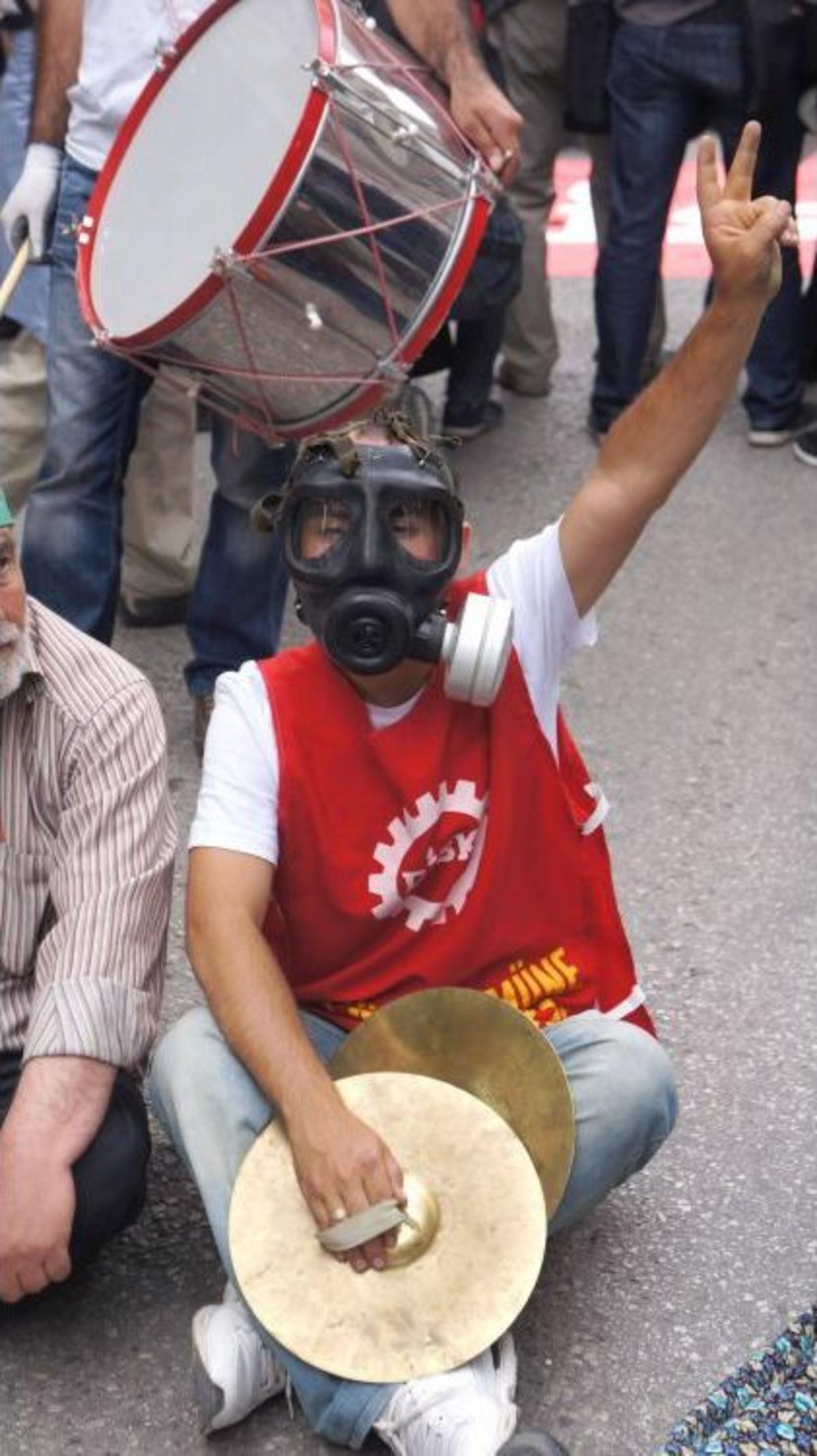 Grevci Sendikalar, Davul-zurna Eşliğinde Halay &Ccedil;ekti