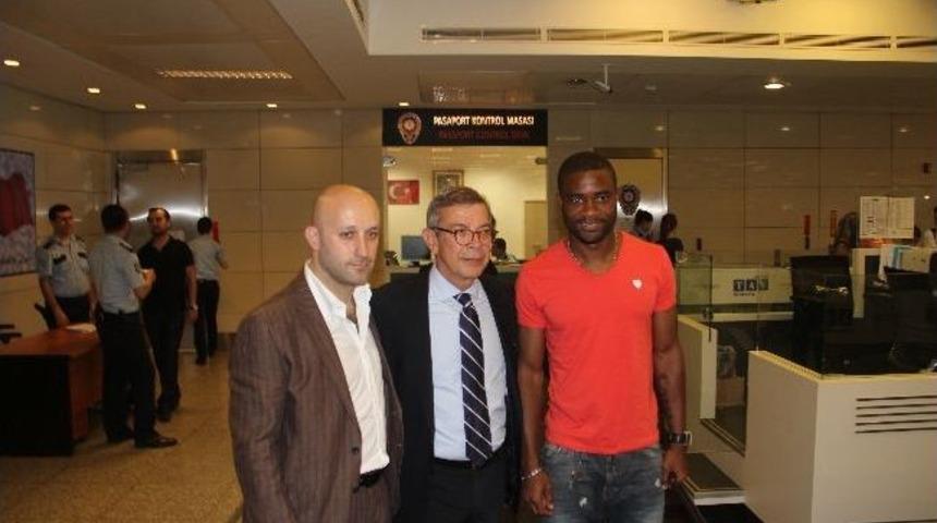 Galatasaray&rsquo;ın Yeni Transferi Chedjou İstanbul&rsquo;da