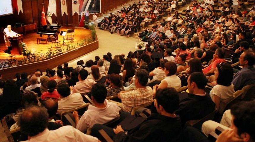 Enstit&uuml; Mezunları Diplomalarını Aldı