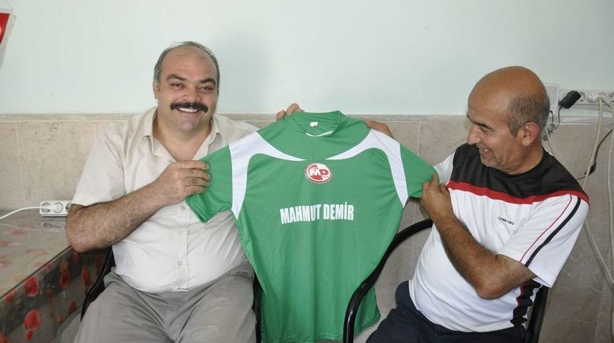 Şampiyon Demir Engelli Sporculara Forma Hediye Etti