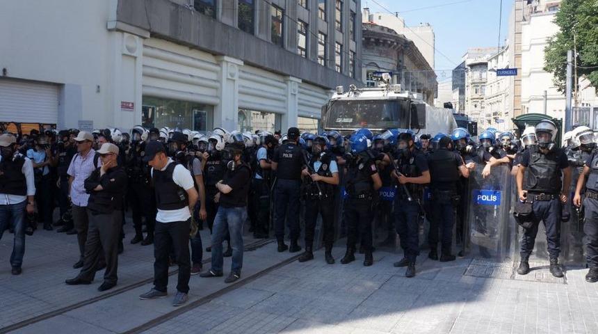 T&uuml;nel Meydanı'nda Toplanan Grubun Taksim'e Y&uuml;r&uuml;mesine Izin Verilmiyor