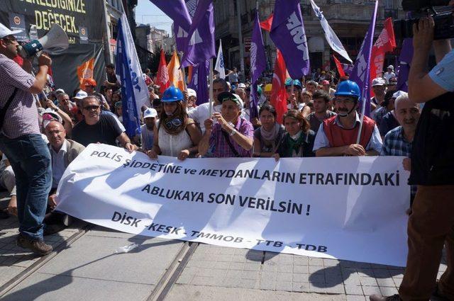 Tünel Meydanı'nda Toplanan Grubun Taksim'e Yürümesine Izin Verilmiyor