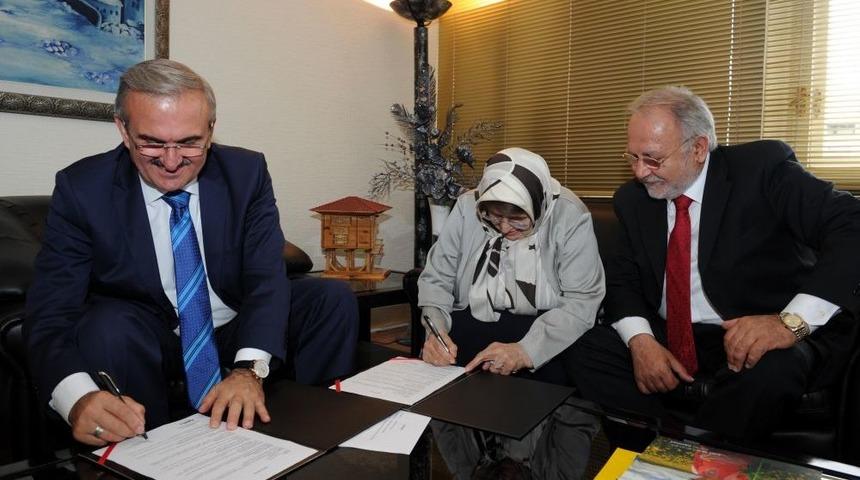 83 Yaşındaki Makbule K&uuml;&ccedil;&uuml;k&ccedil;alık, Van'a Okul Yaptıracak