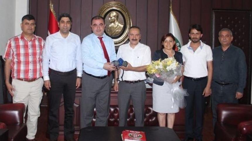 Adana Barosu Başkanına 'gaz Maskesi' Hediye Ettiler