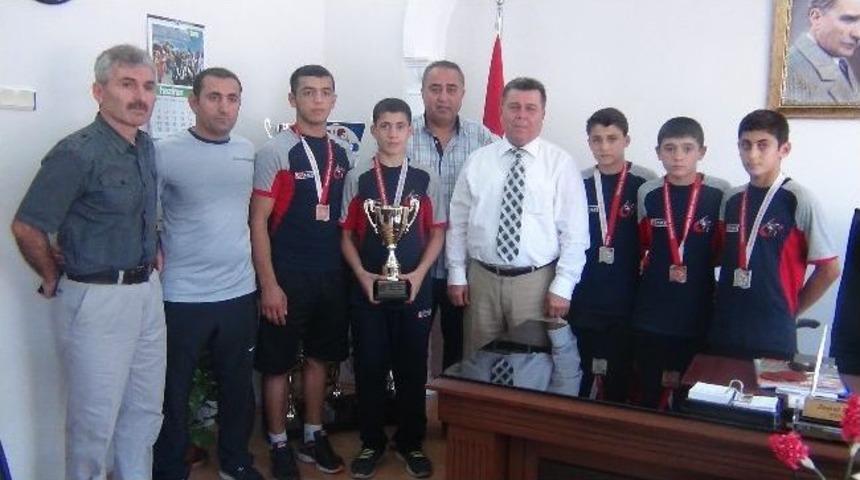 Başarılı G&uuml;reş&ccedil;iler Akın&rsquo;ı Ziyaret Etti