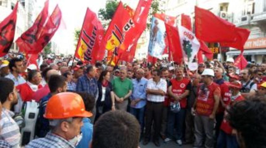 DİSK Gezi Parkı I&ccedil;in Y&uuml;r&uuml;d&uuml;, Bazı Gruplar Protesto Etti