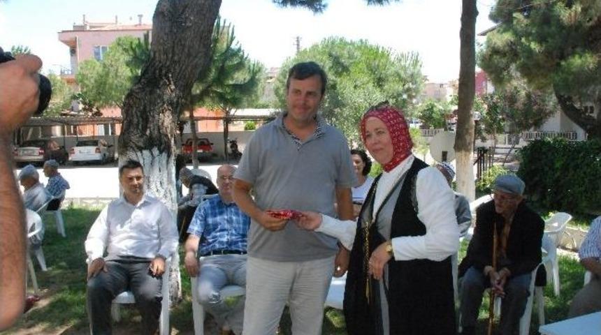Ak Kadınlar, Huzurevindeki Babaların G&uuml;n&uuml;n&uuml; Kutladı