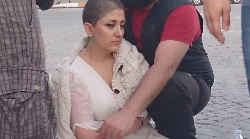 Tansiyonu D&uuml;şen 'duran Kadın' Eyleme Dayanamadı