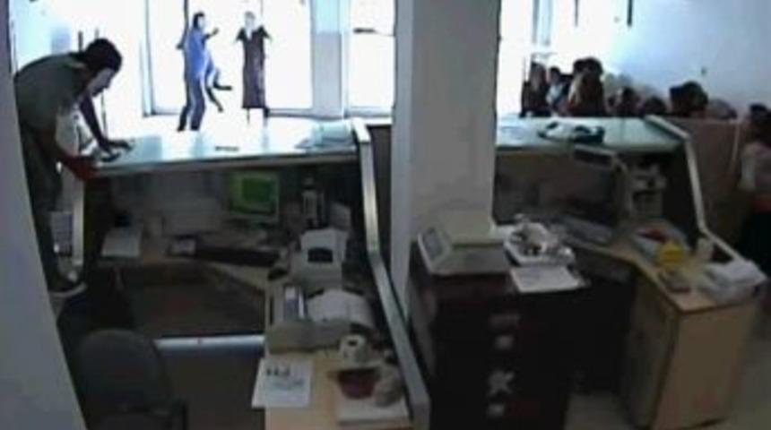 Silahlı Soyguncular G&uuml;venlik Kamerasına Yakalandı