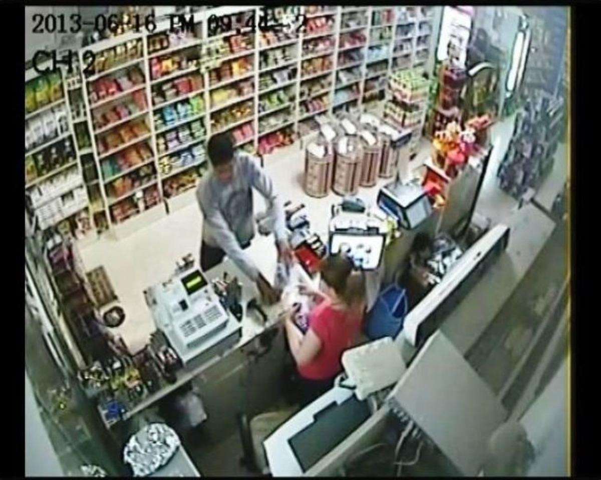 Viski Hırsızlığı G&uuml;venlik Kamerasında