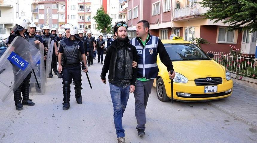 Kaldırım Taşlarını S&ouml;kerek Barikat Kuran Gruba Polis M&uuml;dahalesi: 13 G&ouml;zaltı